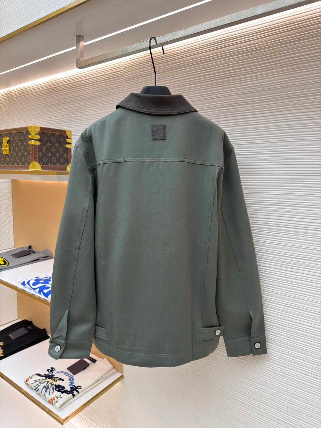 LOUIS VUITTON checkerboard pocket zipper jacket ●Original version: Purchased and developed by 23403 ●Item number: 1682124-B50 ●Fabric: linen fabric ●Technology: hot-pressed lamination ●Color: green ●Version: fitted version ●Weight: about 825 grams ●Size: S-M-L-XL ●Description: This Louis Vuitton black lapel zipper jacket shows the brand's exquisite craftsmanship. The body is made of high-density twill fabric. It has been pre-shrunk and shaped and ironed to give the fabric a crisp silhouette and wrinkle resistance, smooth touch and excellent wear resistance. The placket is equipped with a customized metal zipper. The zipper teeth are precision polished and gold-plated, making it smooth and durable. The zipper head is engraved with the brand's classic logo, and the details highlight the texture. The body pockets are made with welt bag technology, and the edges of the pockets are reinforced with double-needle stitching, which not only ensures practicality but also makes the fit neater. The chest patch pockets are spliced ​​with fabrics of different textures, and the hot-pressing lamination process makes the splices smooth and free of glue marks. The lapel part has been three-dimensionally cut and hand-drawn to fit the neck line and is not easily deformed. Every stitch follows strict stitch length standards, perfectly combining simple design with exquisite craftsmanship. The overall wiring is straight and delicate, the fabric is comfortable and soft, and the color is consistent without color difference. It can be matched with the same style to create a fashionable look and control various occasions. Customized accessories, complete with three standards, same style for men and women!